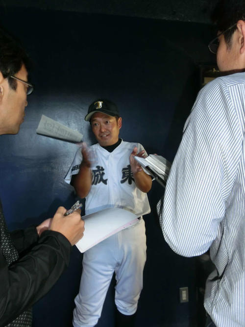 初出場初勝利を喜ぶ城東・鎌田監督（撮影・田口真一郎）