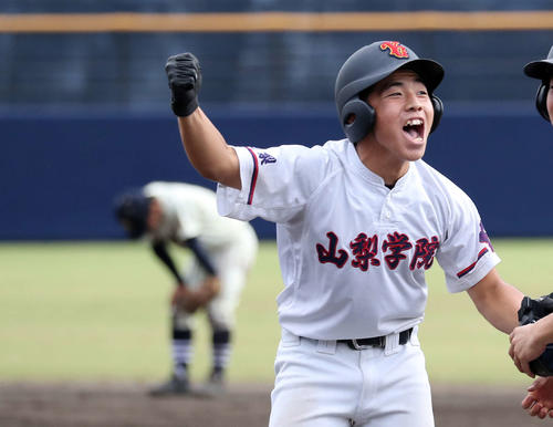 山梨学院対桐生第一　9回表山梨学院2死二、三塁、外川は二内野安打を放ちガッツポーズ（撮影・鈴木正人）