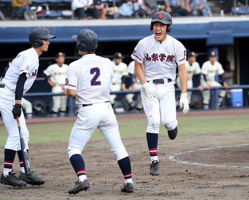 山梨学院対桐生第一　9回表山梨学院2死二、三塁、外川の二内野安打で橘田（右）が生還しジャンプして喜ぶ（撮影・鈴木正人）