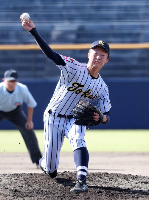 先発し力投する東海大相模・山村（撮影・鈴木正人）