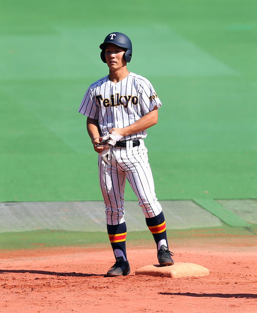 関東第一対帝京　3回裏帝京1死一、二塁、勝ち越しの2点適時二塁打を放った小松（撮影・大野祥一）