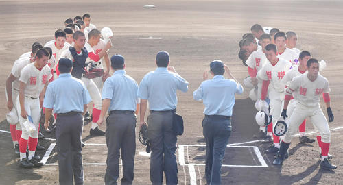 秋季近畿大会2回戦　智弁和歌山対智弁学園　試合前にあいさつを交わす智弁学園ナイン（左）と智弁和歌山ナイン（撮影・清水貴仁）