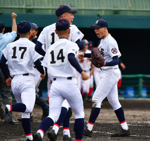 秋季近畿大会1回戦　京都翔英対和歌山南陵　9回裏和歌山南陵2死満塁、最後のピンチを抑え雄叫びをあげる京都翔英・大越（右）（撮影・清水貴仁）