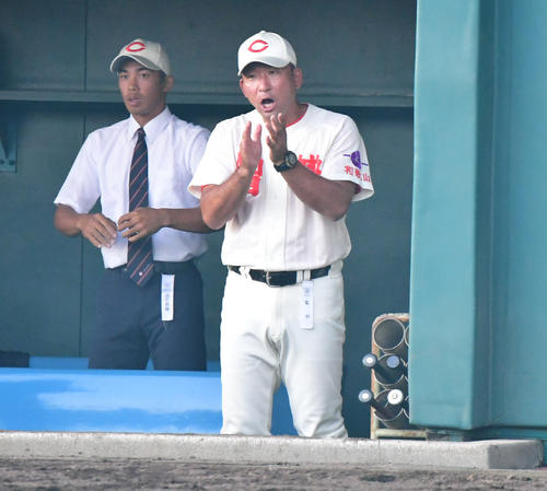 智弁和歌山対智弁学園　ベンチで拍手する智弁和歌山・中谷監督（右）（撮影・清水貴仁）
