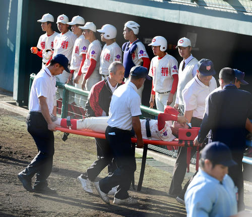 秋季近畿大会2回戦　智弁和歌山対智弁学園　1回裏智弁学園2死一、三塁、白石陸の二塁正面の打球がイレギュラーし綾原創太二塁手の顔面に直撃、交代となる（撮影・清水貴仁）