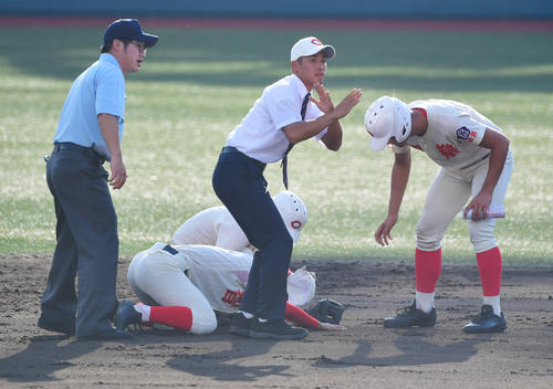 秋季近畿大会2回戦　智弁和歌山対智弁学園　1回裏智弁学園2死一、三塁、白石陸の二塁正面の打球がイレギュラーし綾原創太二塁手の顔面に直撃、交代となる（撮影・清水貴仁）