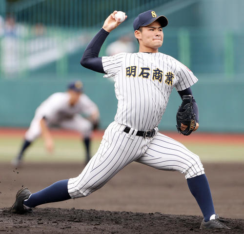 明石商対大阪桐蔭　明石商先発の中森（撮影・前田充）