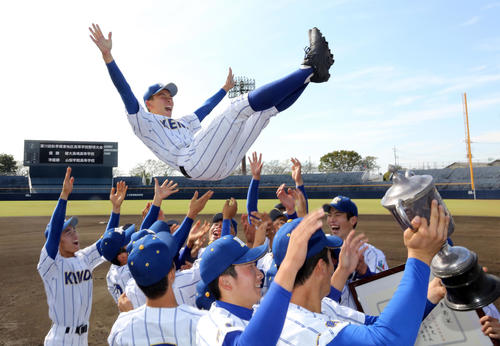 山梨学院対高崎健康福祉大高崎　初優勝を喜び、胴上げされる高崎健康福祉大高崎・戸丸主将（上）（撮影・大野祥一）