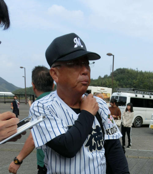 準決勝に進んだ明徳義塾・馬淵監督（撮影・田口真一郎）