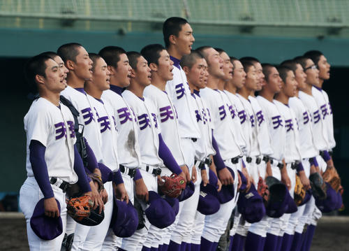 天理対奈良大付　奈良大付に勝利し、校歌を斉唱する天理ナイン（撮影・前田充）