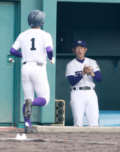 天理対奈良大付　6回表天理2死三塁、左越え2点本塁打を放った庭野（左）を拍手で迎える天理・中村監督（撮影・前田充）