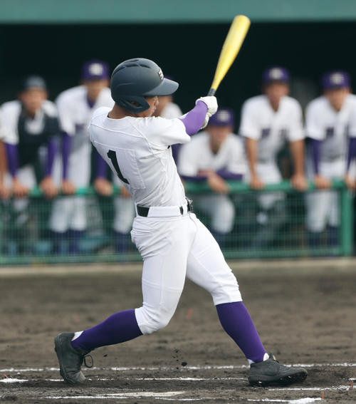 天理対奈良大付　6回表天理2死三塁、左越え2点本塁打を放つ庭野（撮影・前田充）