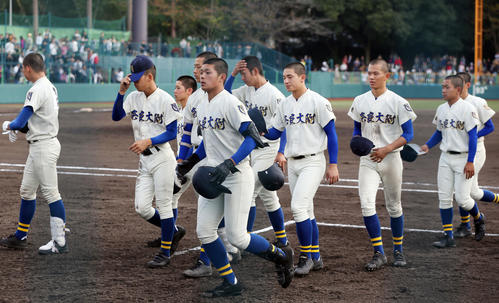 天理に敗れ、肩を落とし引き揚げる奈良大付ナイン（撮影・前田充）