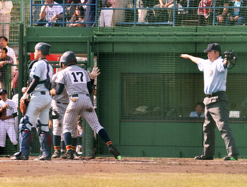 10回表加藤学園1死一、三塁、重盗を決めて生還した平尾（中央の背番号17）（撮影・古地真隆）