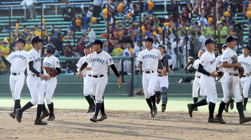 豊川に勝利し、整列へ向かう藤枝明誠ナイン（撮影・河合萌彦）