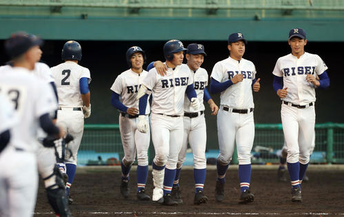 京都翔英対履正社　8回裏履正社2死一、二塁、小深田（中央）の3点本塁打でコールド勝ちを決め、整列へ向かう履正社ナイン（撮影・前田充）