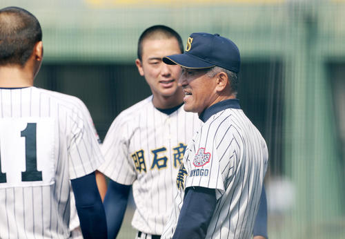 ナインに声をかける明石商・狭間監督（2019年10月27日）