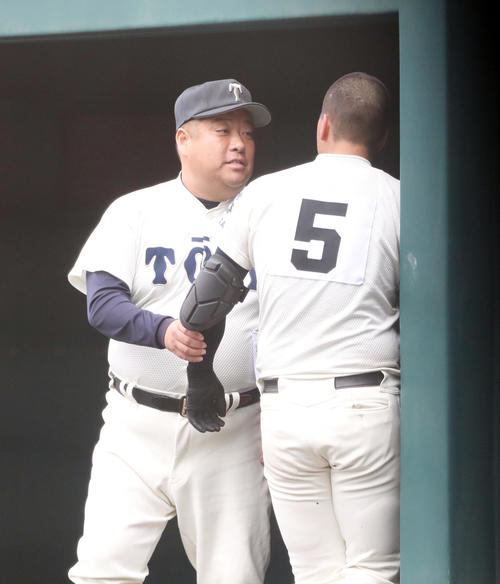 明石商対大阪桐蔭　3回裏大阪桐蔭2死一、二塁、右越え3点本塁打を放った西野（右）を迎える西谷監督（撮影・前田充）