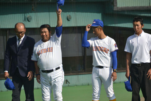 サヨナラ勝ちし、スタンドからの大声援に応える県岐阜商・鍛治舎監督