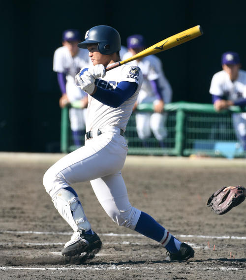 履正社対天理　3回表履正社2死一塁、関本は左二塁打を放つ（撮影・前岡正明）