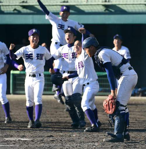 履正社対天理　9回裏天理2死一、三塁、天理に逆転サヨナラ負け、がっくりする履正社・関本（右）（撮影・前岡正明）