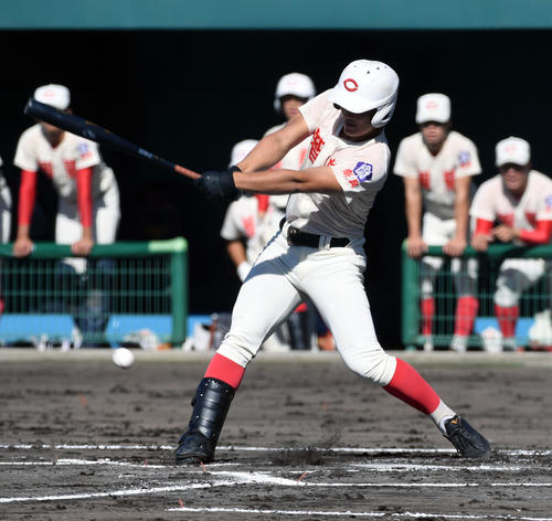 智弁対大阪桐蔭　1回表智弁1死一、二塁、前川は一塁ゴロに倒れる（撮影・前岡正明）