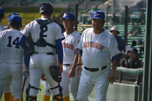 4回に追加点を奪われ、ナインに声をかける県岐商・鍛治舎監督