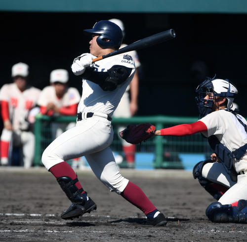 3回裏大阪桐蔭2死二、三塁、上野は右適時2点三塁打を放つ（撮影・前岡正明）