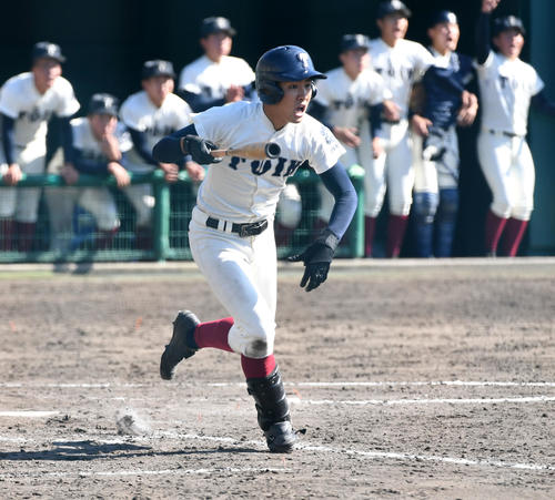 智弁対大阪桐蔭　9回裏大阪桐蔭1死二塁、伊東はサヨナラ打を放つ（撮影・前岡正明）