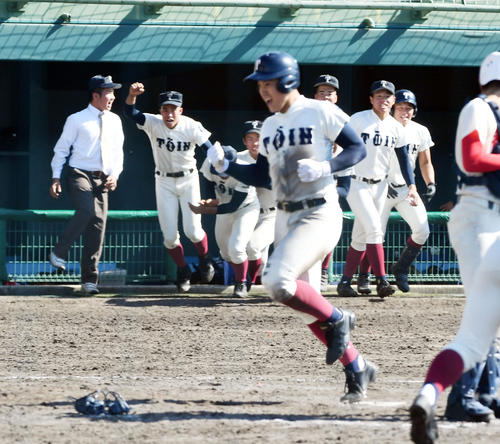 智弁対大阪桐蔭　9回裏大阪桐蔭1死二塁、伊東のサヨナラ打で喜ぶ大阪桐蔭ナイン。手前は生還した仲三河（撮影・前岡正明）