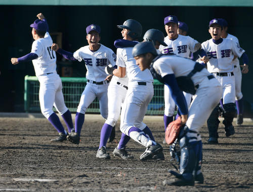 履正社対天理　9回裏天理2死一、三塁、履正社に逆転サヨナラ勝ち、喜ぶ天理ナイン。手前は履正社・関本（撮影・前岡正明）