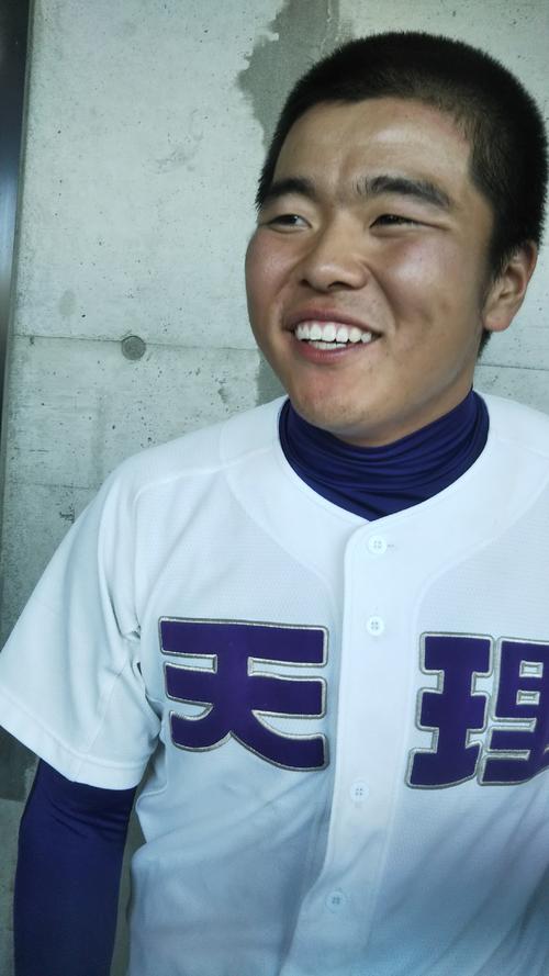 天理対履正社　サヨナラ打で天理・河西は試合後にスマイル（撮影・柏原誠）