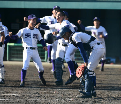 履正社対天理　9回裏天理2死一、三塁、天理に逆転サヨナラ負けとなり、がっくりする履正社・関本（撮影・前岡正明）