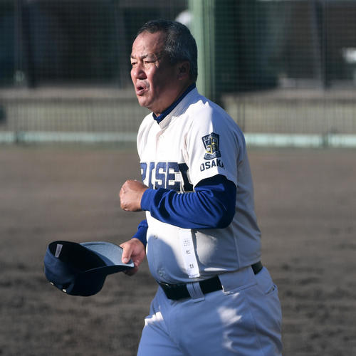 履正社対天理　天理に逆転サヨナラ負け、あいさつに向かう履正社・岡田監督（撮影・前岡正明）