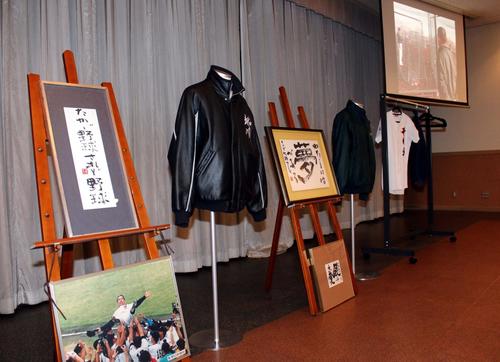 佐藤さんが着用したユニホーム、直筆の書などが展示コーナーに並んだ（撮影・永野高輔）