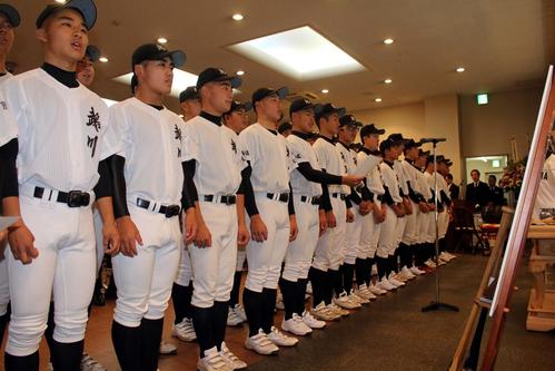 祭壇に向かって「栄冠は君に輝く」を歌う鵡川、砂川、栗山の野球部員（撮影・永野高輔）