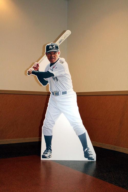 展示コーナーには佐藤さんの等身大パネルが展示された（撮影・永野高輔）