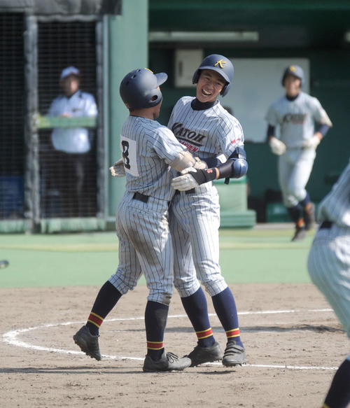 4回に2ランを放った植田（右）は、笑顔でチームメートと抱き合う