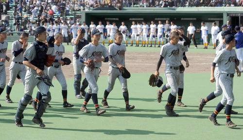 延長10回サヨナラで敗れ、引きあげる加藤学園ナイン