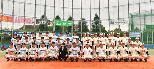 秋季都大会準々決勝の帝京－日大三戦後、両校ナインは記念撮影に納まる。前列中央左は帝京・前田監督、同右が日大三・小倉監督（撮影・柴田隆二）