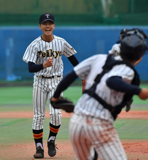 秋季都大会準々決勝、帝京対日大三、6回から登板した帝京・柳沼（左）は勝利しガッツポーズする（撮影・柴田隆二）