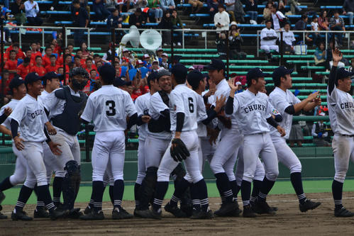 優勝し、喜ぶ中京大中京ナイン