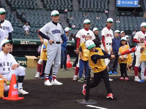 「甲子園キッズフェスタ」にコーチとして参加した渡辺元智前監督は打撃を指導する