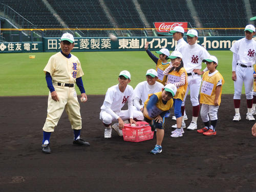 星稜の山下智茂名誉監督（左）は「甲子園キッズフェスタ」にコーチとして参加し、子どもたちに野球を教える