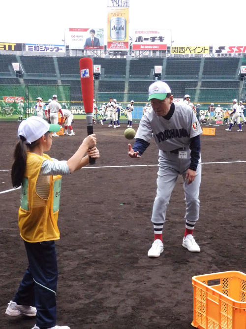 「甲子園キッズフェスタ」にコーチとして参加した渡辺元智前監督は打撃を指導する