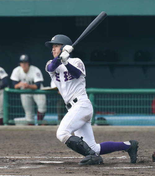 天理対大阪桐蔭　6回表天理2死一、二塁、山元太陽は左越え3点本塁打を放つ（撮影・白石智彦）