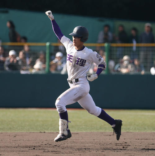 天理対大阪桐蔭　7回表天理1死、瀬千皓は左越え本塁打を放ち大きくガッツポーズする（撮影・白石智彦）