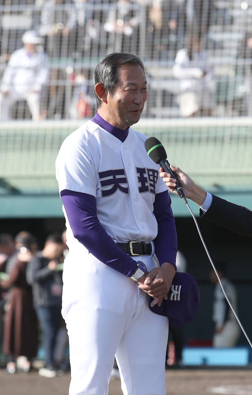 天理対大阪桐蔭　インタビューで笑顔を見せる天理、中村良二監督（撮影・白石智彦）