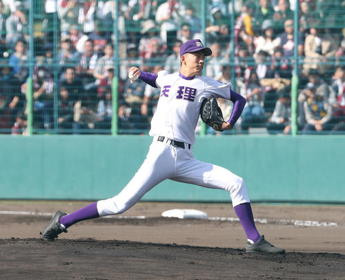 天理対大阪桐蔭　大阪桐蔭戦に先発する天理、達孝太（撮影・白石智彦）