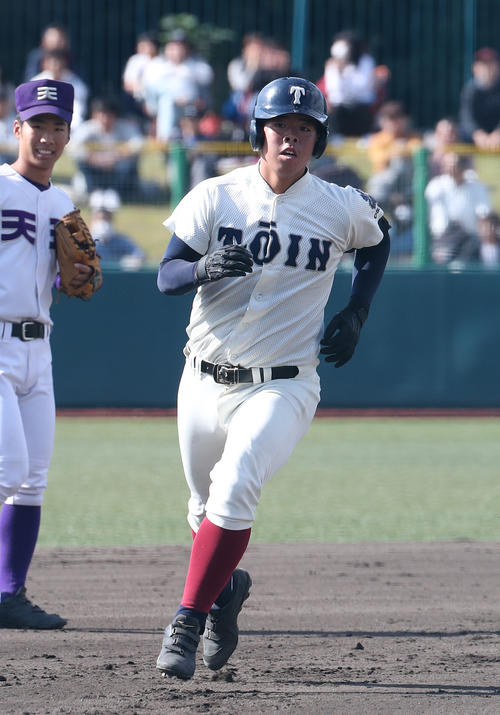 天理対大阪桐蔭　1回裏大阪桐蔭2死、西野力矢は左越え本塁打を放つ（撮影・白石智彦）